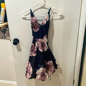 Casual dress. Adjustable strapes, semi-open back